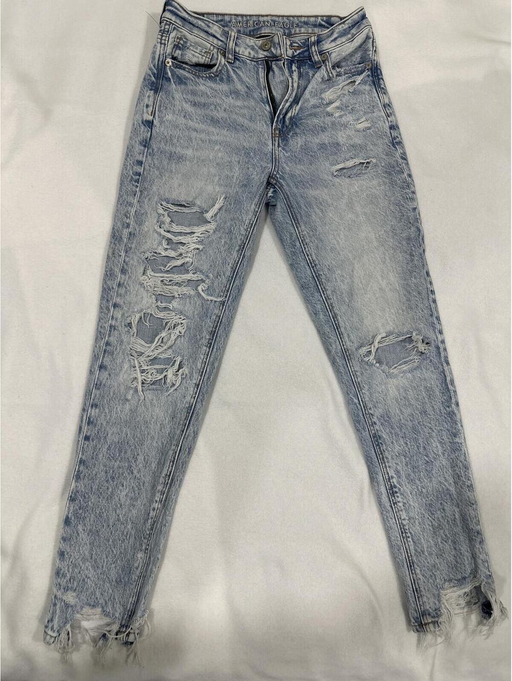 American Eagle Women's Light Wash Distressed Jeans Size 00